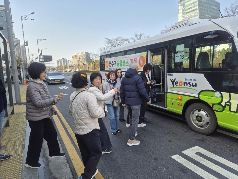 연수구 통장연합회는 지난 20일 연수구 공영버스를 타고 현장을 살피며 주민들과 소통하는 시간을 가졌다